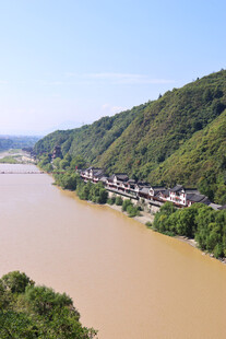 河畔山村美景