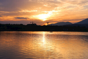 夕阳下波光粼粼的湖面
