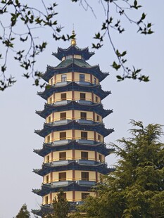 古朴宝塔屹立于绿树间