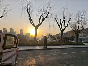 冬日夕阳下的城市街道