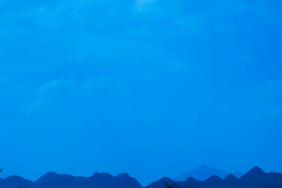 蓝色天际下的山峦轮廓