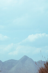 蓝天白云下的远山景色