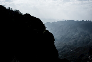 山峦剪影 云雾缭绕之景