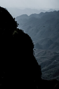 山巅剪影 朦胧远山意境美