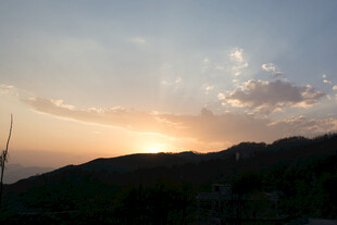 夕阳下的山峦与风车美景