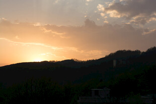 夕阳下的山峦美景