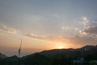 日落时分的山峦美景