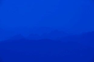 蓝色渐变远山背景图