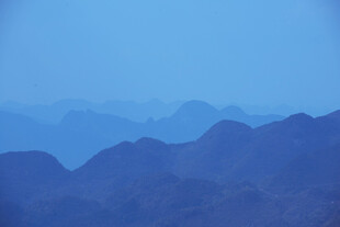 蓝色山峦远景
