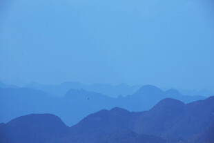 蓝色山峦远景