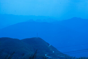 蓝色山峦间蜿蜒的道路