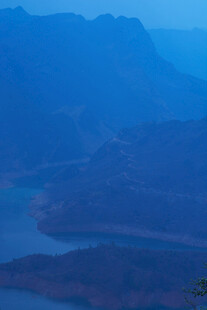 蓝色山峦下的静谧水域