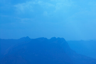 蓝色雾霭中的山峦景致
