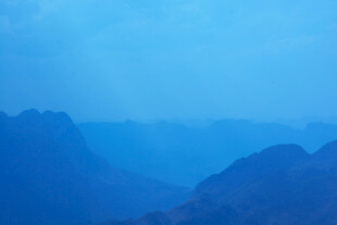 蓝色山峦远景