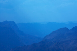 蓝色山峦远景图