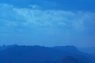 云雾缭绕的远山景色