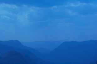 壮丽山峦间的幽蓝天空