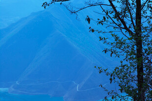 山间树影 朦胧蓝色景致