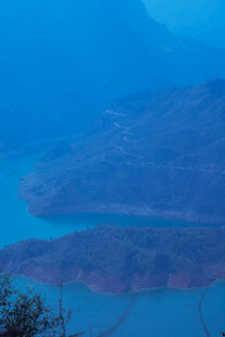 蓝色山水间的静谧景致