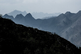 山峦叠嶂的壮美自然景观