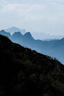 山峦叠翠的壮美自然景观