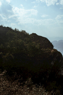 山巅景致 远眺碧海蓝天