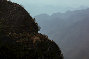巍峨山峦 云雾缭绕景致