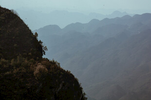 山间雾霭中的巍峨山峦