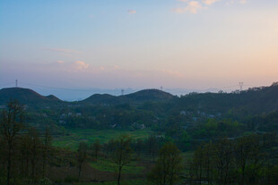 黄昏下的山林与远处海景