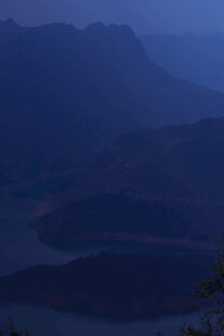 夜幕下的山水景观