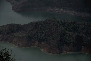 湖中小岛自然风光