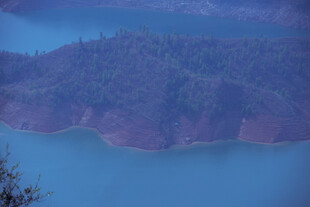 蓝色水域中的葱郁岛屿