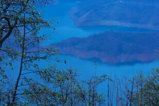 山间蓝湖旁的葱郁景致