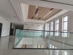 现代简约风格的空旷室内空间