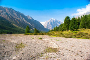 山间开阔景致