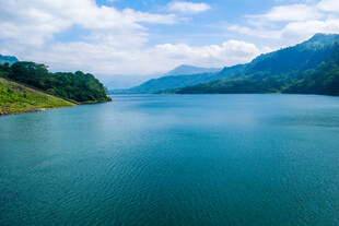 碧波青山间的宁静湖泊