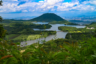 山峦河畔的自然美景