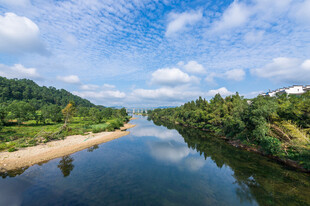 河畔青山绿水自然风光