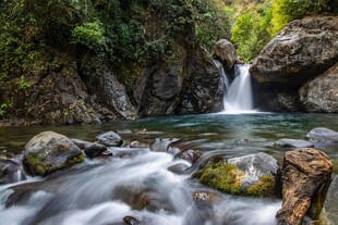 山间溪流瀑布自然美景