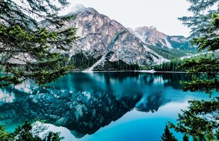 山间蓝湖美景