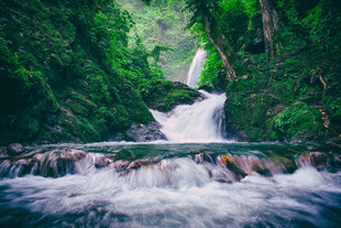 山间飞瀑