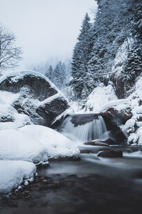 冬日雪景中的静谧溪流