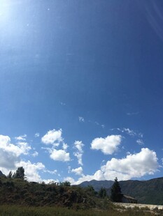 蓝天白云下的山野风光