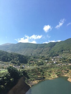 山间湖泊美景