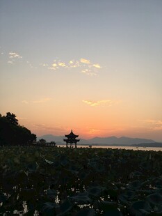 湖畔日落