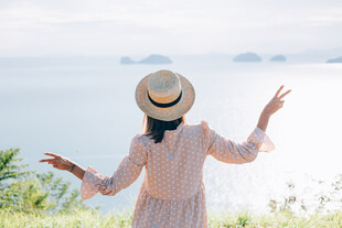 海边漫步的优雅女子