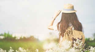 漫步花海的优雅女子