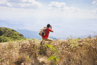 徒步者穿行于山野草地间