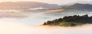 山间晨雾中的葱郁岛屿