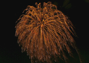 夜空中的绚烂橙色烟花